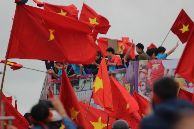 Hàng vạn người đội mưa rét, đứng dọc 30km đón mừng U23 Việt Nam ảnh 52