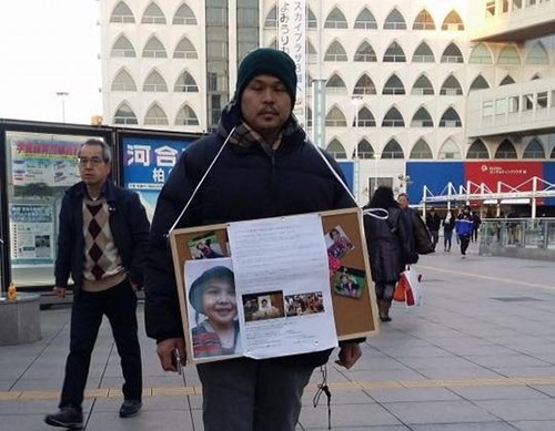 Bố bé Nhật Linh vẫn hàng ngày đến các điểm công cộng của Nhật Bản kêu gọi chữ ký để pháp luật được thực thi. Ảnh: Facebook của mẹ Nhật Linh.