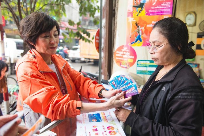 Bà Elizabete Fong, TGĐ Vietnamobile nhiệt tình giới thiệu Thánh SIM đến các nhà bán lẻ ở Hà Nội.