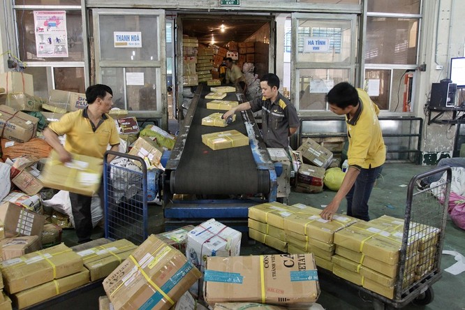 Vào số bưu kiện, bưu phẩm tại Trung tâm vận chuyển và kho vận miền Bắc, Tổng công ty Bưu điện Việt Nam. Ảnh: Bùi Cương Quyết