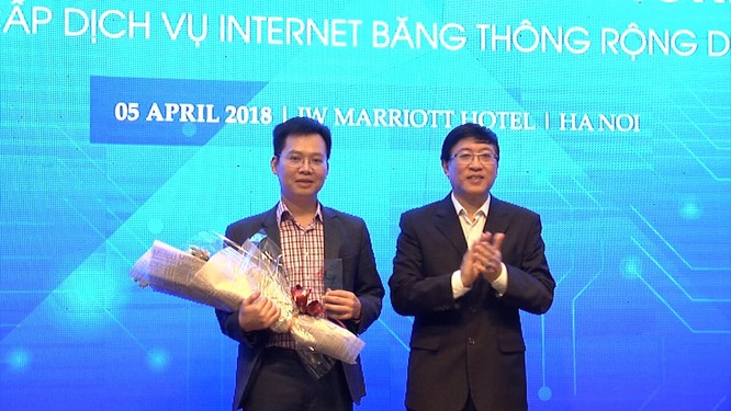 Ông Lưu Mạnh Hà, Phó Tổng Giám đốc Viettel Telecom nhận giải thưởng từ Nguyên Thứ Trưởng Bộ TT & TT Lê Nam Thắng