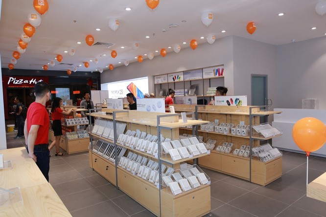 “Đột nhập” cửa hàng Mi Store rộng hơn 240m2 đầu tiên tại Hà Nội ảnh 2