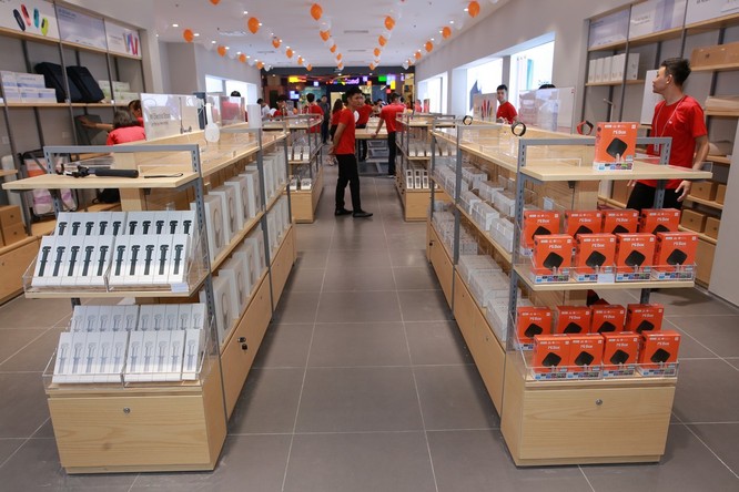 “Đột nhập” cửa hàng Mi Store rộng hơn 240m2 đầu tiên tại Hà Nội ảnh 4