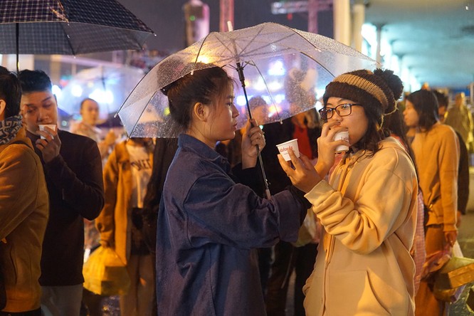 Hàng nghìn du khách đội mưa đi chơi ngày lễ ở Đà Lạt