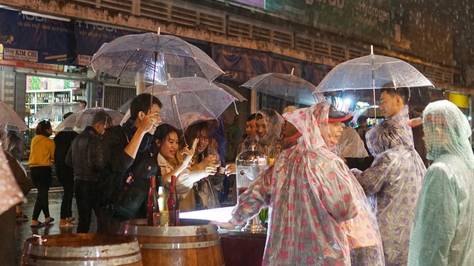 Hàng nghìn du khách đội mưa đi chơi ngày lễ ở Đà Lạt