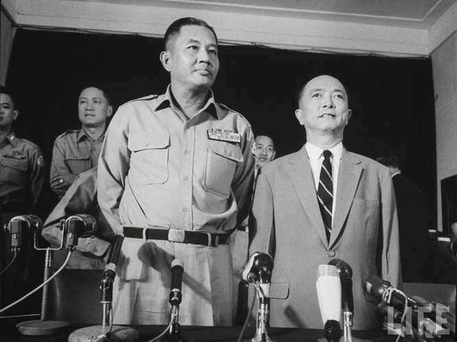 Ông Dương Văn Minh trả lời báo chí sau cuộc đảo chính
