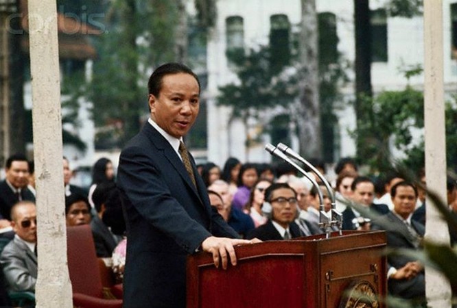 Wayen đã trách cứ Thiệu bằng những lời lẻ gay gắt, miệt thị: “Sự sụp đổ của quân đội Sài Gòn đã gây cho người Mỹ ấn tượng kinh ngạc về sự thất bại và hèn nhát”.