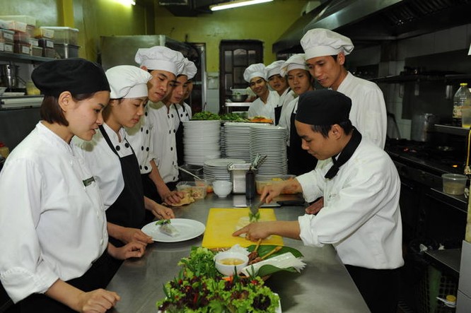 Nhờ học tại Trung tâm KOTO rất nhiều bạn trẻ đã trở thành những đầu bếp thực thụ.