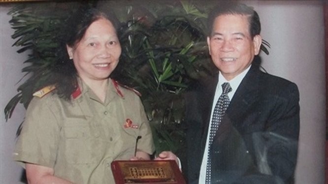 Chủ tịch nước Nguyễn Minh Triết tặng quà Thiếu tá Ngô Thị Oanh trong lần đến thăm Bệnh viện Trung ương Quân đội 108.