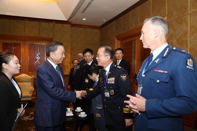 Bộ trưởng Tô Lâm chào xã giao Tư lệnh Cảnh sát các nước Đông Nam Á trước thềm lễ Khai mạc.