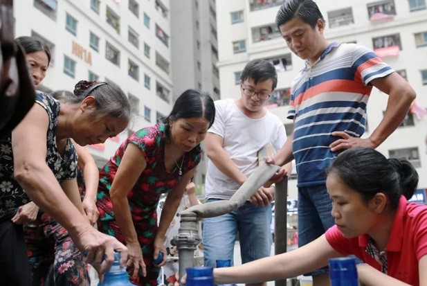 Cư dân tổ hợp chung cư HH Linh Đàm lấy nước sinh hoạt từ xe téc do những ngày qua nước sông Đà không đảm bảo chất lượng. 