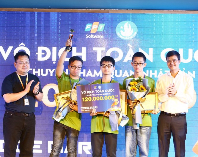 Ba sinh viên năm thứ nhất chiến thắng trong cuộc thi lập trình lớn bậc nhất Việt Nam ảnh 1