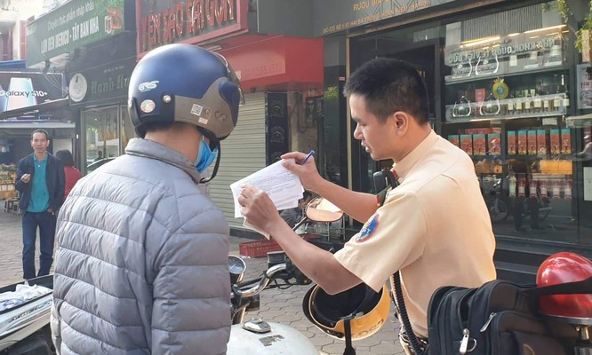 Hà Nội: Đã xử phạt hơn 800 lượt người điều khiển xe máy vượt đèn đỏ tại khu phố cổ ảnh 1