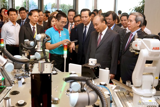 Thủ tướng Nguyễn Xuân Phúc và các đại biểu tham quan triển lãm kỹ năng nghề trong khuôn khổ sự kiện.