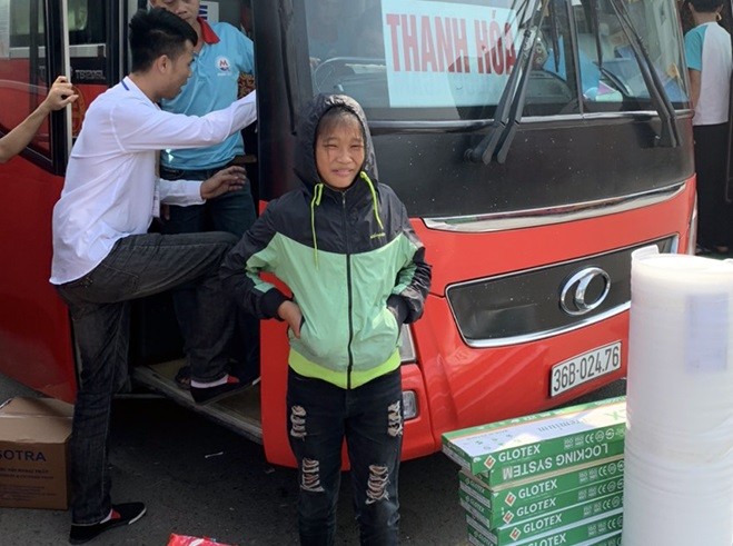 Cháu gái 13 tuổi đói lả trên đường được cảnh sát giao thông giúp đỡ ảnh 1