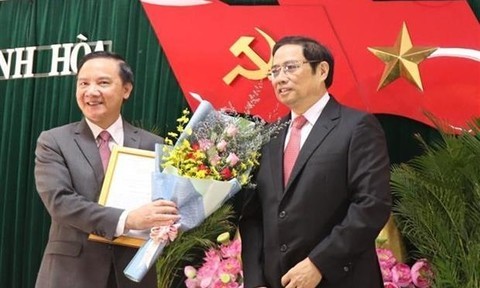 Trưởng Ban Tổ chức Trung ương Phạm Minh Chính (bên phải) trao Quyết định của Bộ Chính trị cho ông Nguyễn Khắc Định.