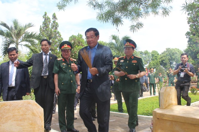 Thủ tướng Campuchia Hun Sen viếng thăm Khu di tích Đoàn 125 tại xã Long Giao, huyện Cẩm Mỹ, tỉnh Đồng Nai (ảnh chụp năm 2016 - VGP).