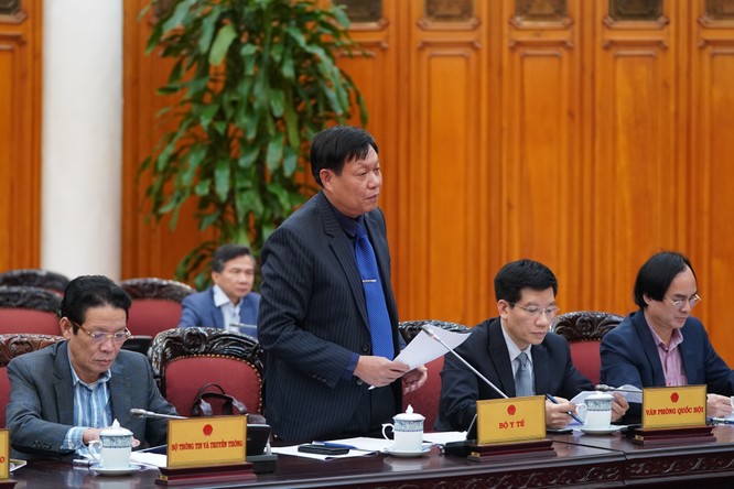 Thứ trưởng Bộ Y tế Đỗ Xuân Tuyên báo cáo cập nhật về tình hình dịch nCoV trên thế giới và tại Việt Nam. Ảnh: VGP