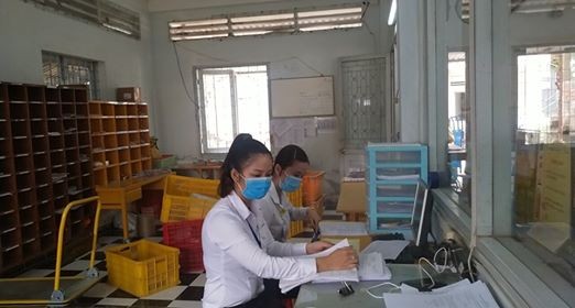 Ứng phó virus Corona, Vietnam Post cấp phát khẩu trang cho nhân viên giao dịch, bưu tá ảnh 1