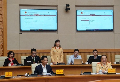 Cán bộ công an thực hiện quy trình nộp phạt trực tuyến trên Cổng Dịch vụ công quốc gia tại Hội nghị trước sự chứng kiến của Thủ tướng và các đại biểu - Ảnh: VGP