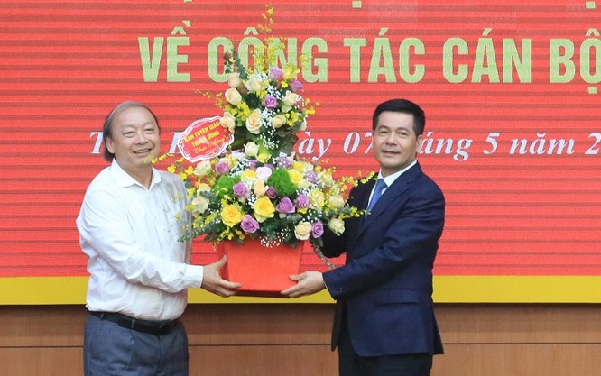 Thay mặt Lãnh đạo Ban Tuyên giáo Trung ương, ông Võ Văn Phuông - Ủy viên Trung ương Đảng, Phó trưởng ban Thường trực - tặng hoa chúc mừng tân Phó Trưởng Ban Tuyên giáo Trung ương Nguyễn Hồng Diên.