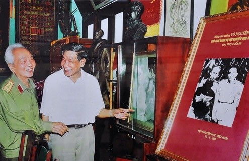 Đại tướng Võ Nguyên Giáp và nguyên Tổng bí thư Lê Khả Phiêu năm 2000.