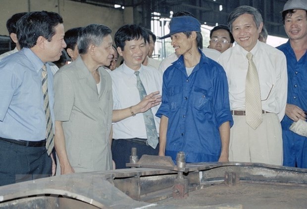 Tổng Bí thư Lê Khả Phiêu thăm Sư đoàn không quân 370, ngày 19/2/1998, tại Cần Thơ. 