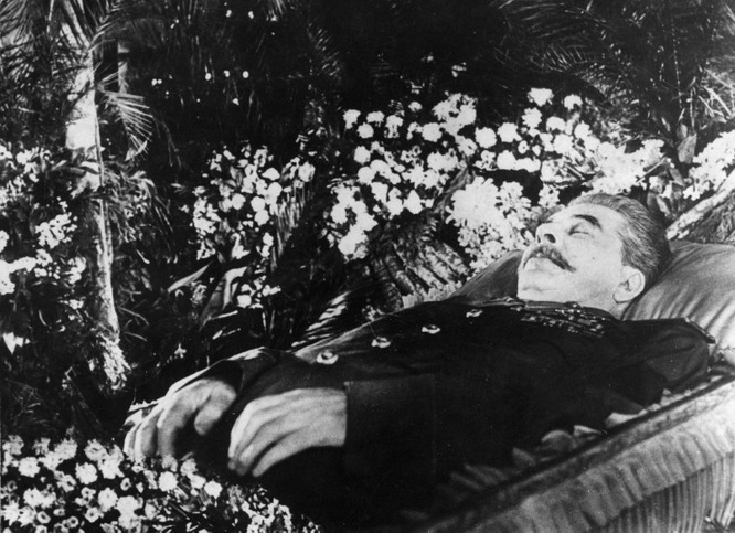 Trung Quốc "đau đớn" khi thi hài Stalin bị đưa ra khỏi lăng và muốn chuyển thi hài ông về Bắc Kinh ảnh 2