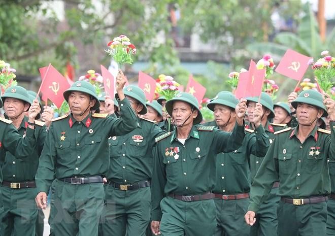 Chủ tịch nước Nguyễn Xuân Phúc dự lễ thượng cờ “Thống nhất non sông” tại Đôi bờ Hiền Lương - Bến Hải ảnh 6