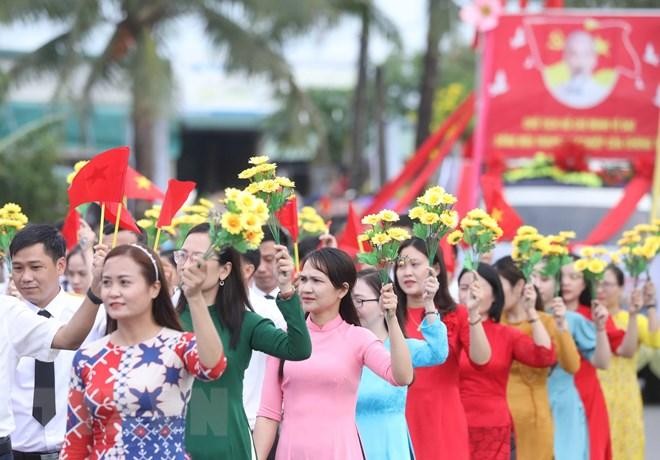 Chủ tịch nước Nguyễn Xuân Phúc dự lễ thượng cờ “Thống nhất non sông” tại Đôi bờ Hiền Lương - Bến Hải ảnh 7