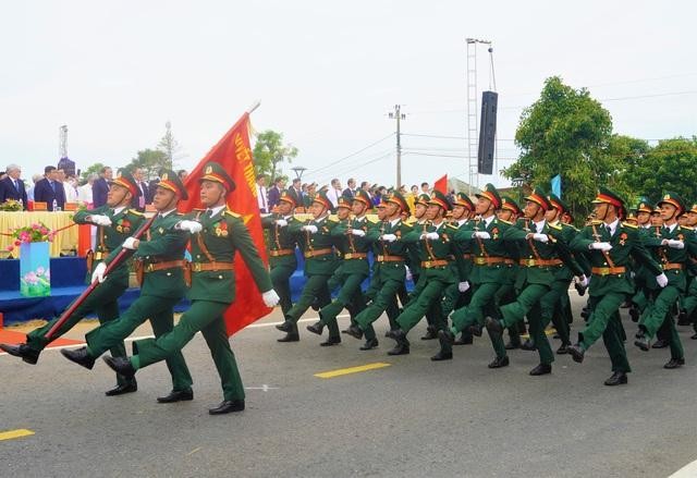 Chủ tịch nước Nguyễn Xuân Phúc dự lễ thượng cờ “Thống nhất non sông” tại Đôi bờ Hiền Lương - Bến Hải ảnh 3