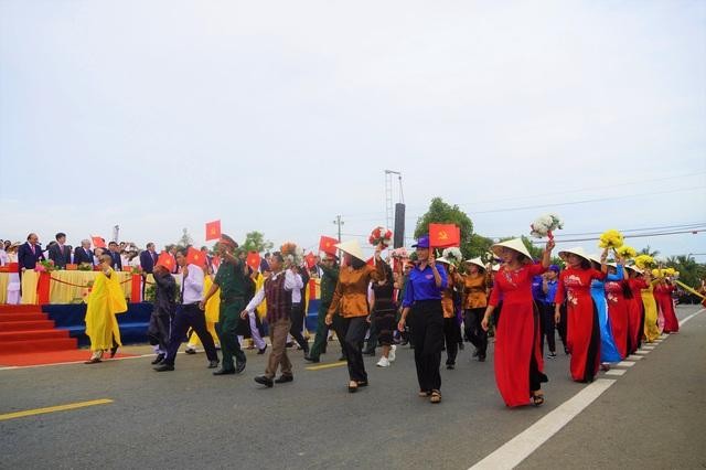 Chủ tịch nước Nguyễn Xuân Phúc dự lễ thượng cờ “Thống nhất non sông” tại Đôi bờ Hiền Lương - Bến Hải ảnh 8
