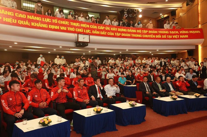 VNPT thưởng “nóng” 2 tỉ đồng cho đội tuyển bóng đá nam U23 và đội tuyển bóng đá nữ Việt Nam ảnh 1