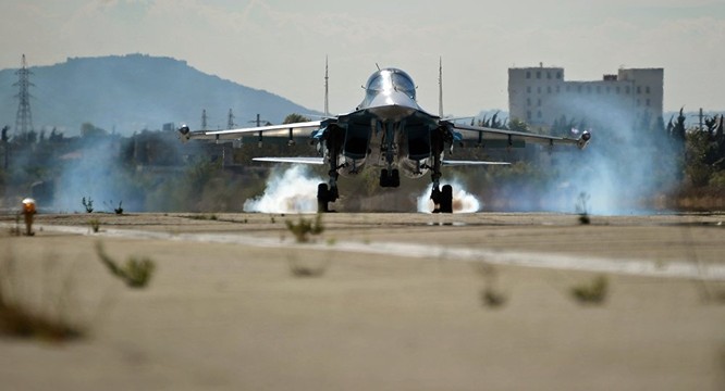 Su-34 Nga hạ cánh sau khi xuất kích làm nhiệm vụ tại Syria