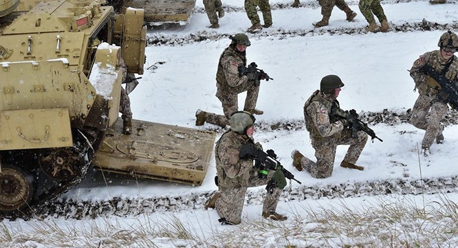 Quân đội NATO ngày càng tiến sát biên giới nước Nga