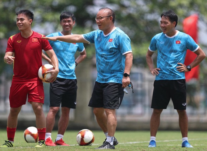 Hoàng Đức phải tập riêng cùng bác sĩ trước trận gặp U23 Myanmar, thầy Park tỏ ra lo lắng ảnh 3