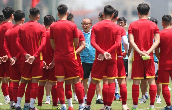 Hoàng Đức phải tập riêng cùng bác sĩ trước trận gặp U23 Myanmar, thầy Park tỏ ra lo lắng ảnh 1