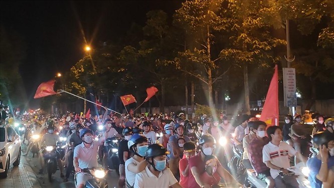 Người hâm mộ Việt Nam có một đêm không ngủ trước chiến tích của đội U23 Việt Nam ảnh 21