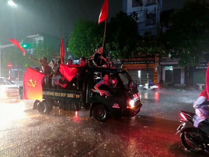 Người hâm mộ Việt Nam có một đêm không ngủ trước chiến tích của đội U23 Việt Nam ảnh 18