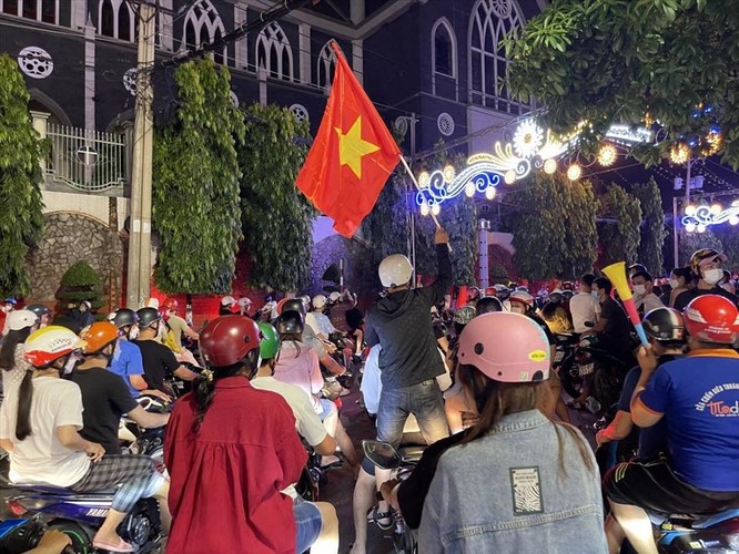 Người hâm mộ Việt Nam có một đêm không ngủ trước chiến tích của đội U23 Việt Nam ảnh 25