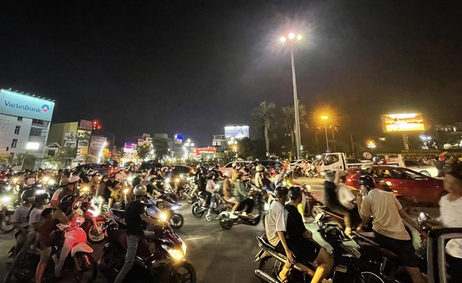 Người hâm mộ Việt Nam có một đêm không ngủ trước chiến tích của đội U23 Việt Nam ảnh 23