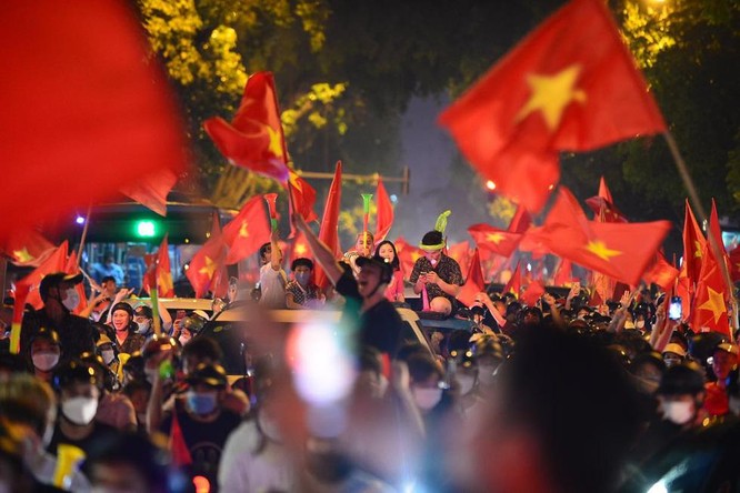 Người hâm mộ Việt Nam có một đêm không ngủ trước chiến tích của đội U23 Việt Nam ảnh 5