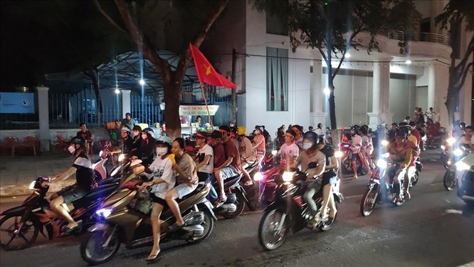 Người hâm mộ Việt Nam có một đêm không ngủ trước chiến tích của đội U23 Việt Nam ảnh 19