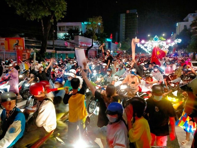 Người hâm mộ Việt Nam có một đêm không ngủ trước chiến tích của đội U23 Việt Nam ảnh 26