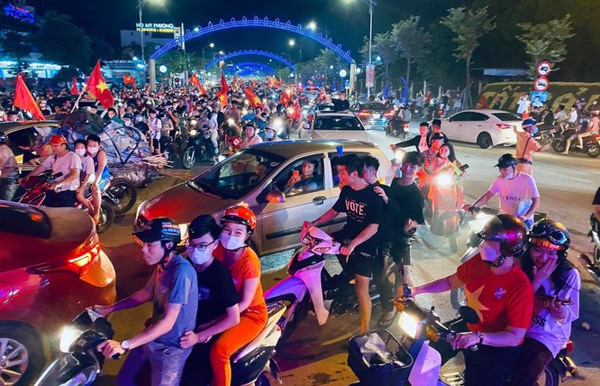 Người hâm mộ Việt Nam có một đêm không ngủ trước chiến tích của đội U23 Việt Nam ảnh 9