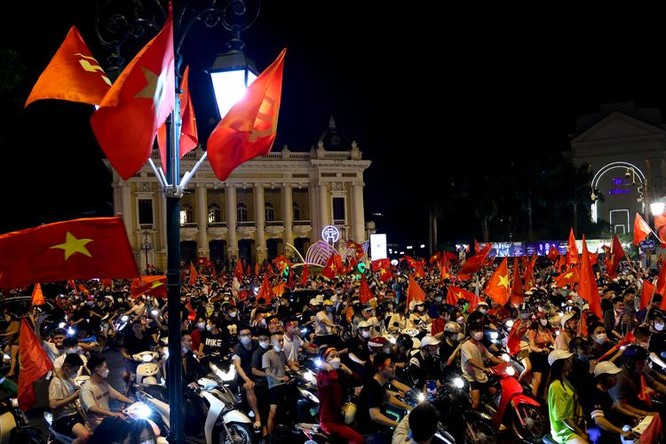 Người hâm mộ Việt Nam có một đêm không ngủ trước chiến tích của đội U23 Việt Nam ảnh 1