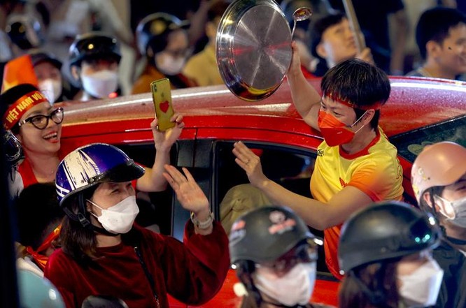 Người hâm mộ Việt Nam có một đêm không ngủ trước chiến tích của đội U23 Việt Nam ảnh 15