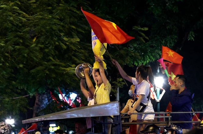 Người hâm mộ Việt Nam có một đêm không ngủ trước chiến tích của đội U23 Việt Nam ảnh 3