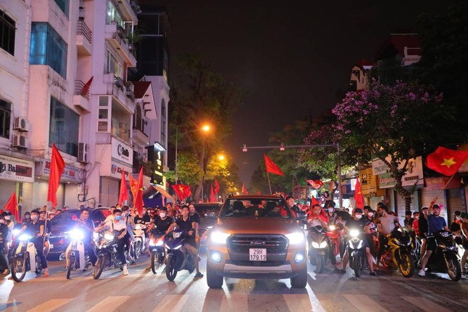 Người hâm mộ Việt Nam có một đêm không ngủ trước chiến tích của đội U23 Việt Nam ảnh 4
