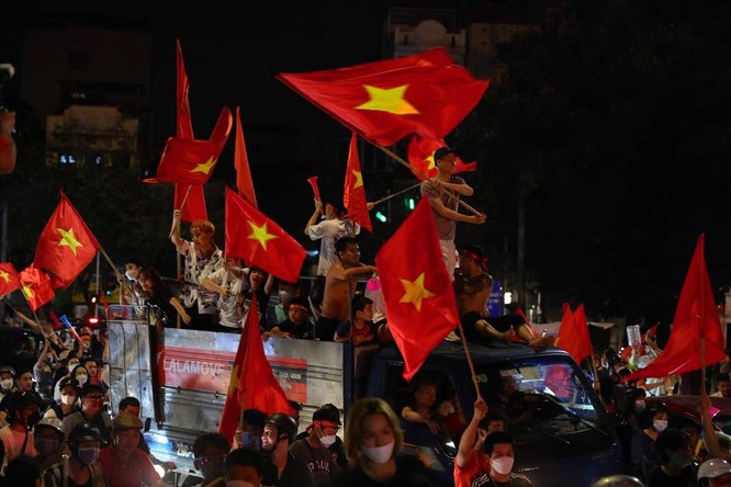 Người hâm mộ Việt Nam có một đêm không ngủ trước chiến tích của đội U23 Việt Nam ảnh 6